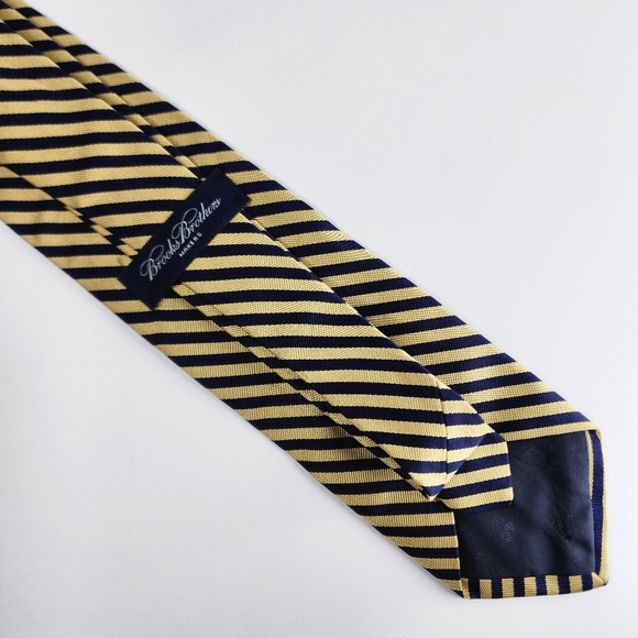 BROOKS BROTHERS MAKERS Goldish Yellow/Blue Silk Tie. - Picture 3 of 7